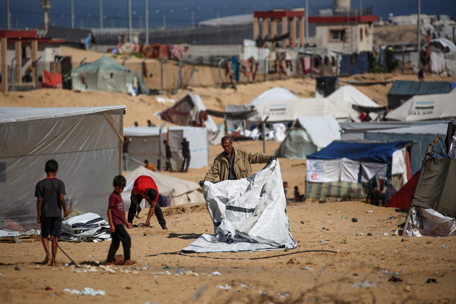 Acampamento para palestinos refugiados, em Rafah — Foto: AFP