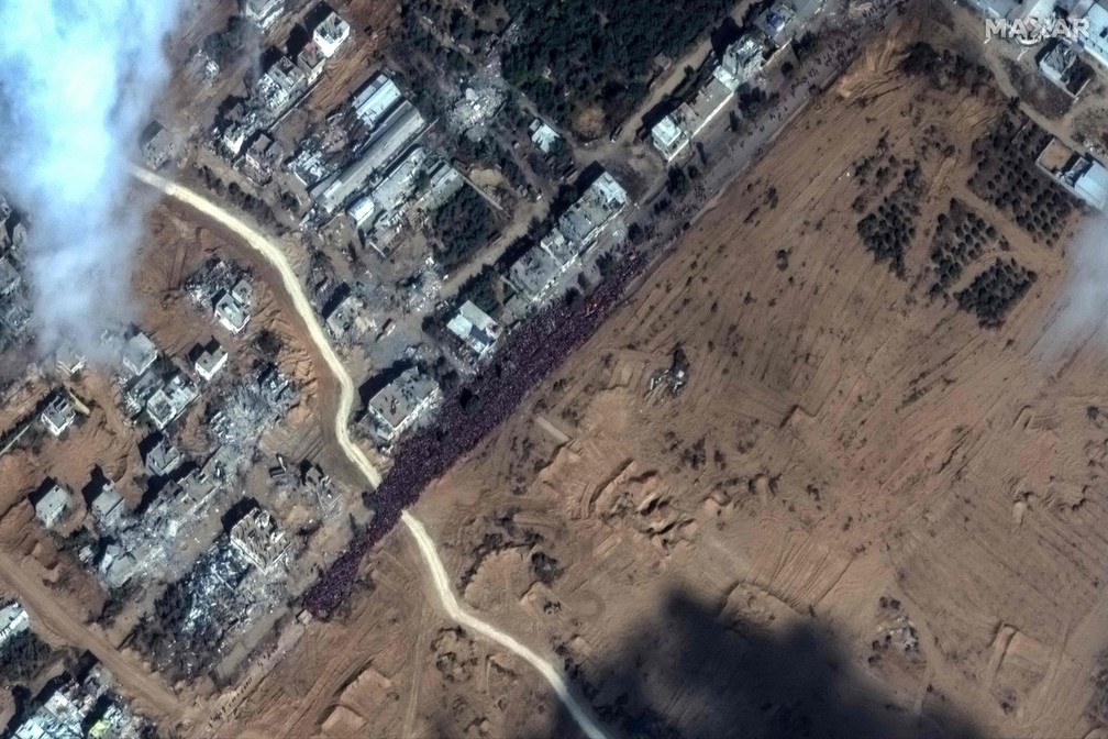 Imagem capturada por satélite mostra multidão se deslocando em direção à parte sul da Faixa de Gaza — Foto: Satellite image 2023 Maxar Technologies / AFP