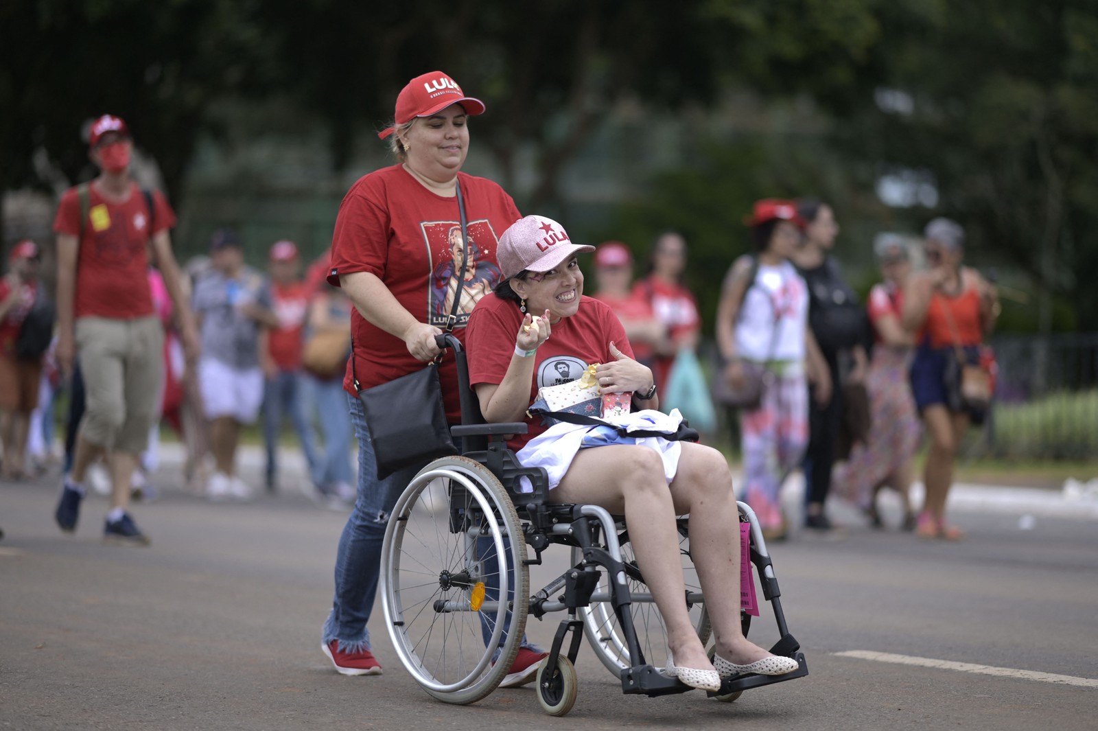 Apoiadores chegam para a Esplanada dos Ministérios para a posse de Lula  — Foto: DOUGLAS MAGNO / AFP