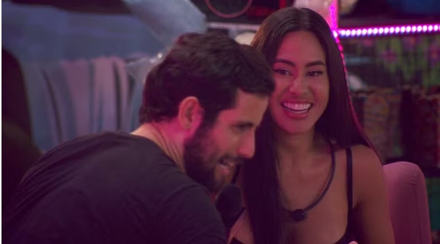 Isabelle conversa com Matteus na festa do 'BBB 24'