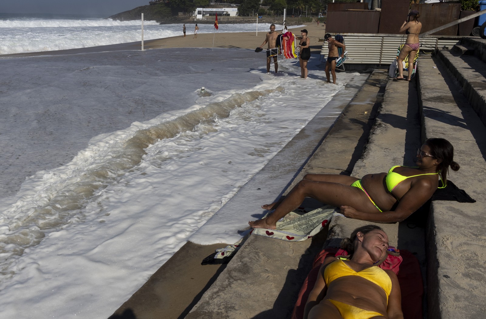 Ressaca na orla do Rio. Na foto, a praia do Leblon. — Foto: Márcia Foletto / Agência O Globo