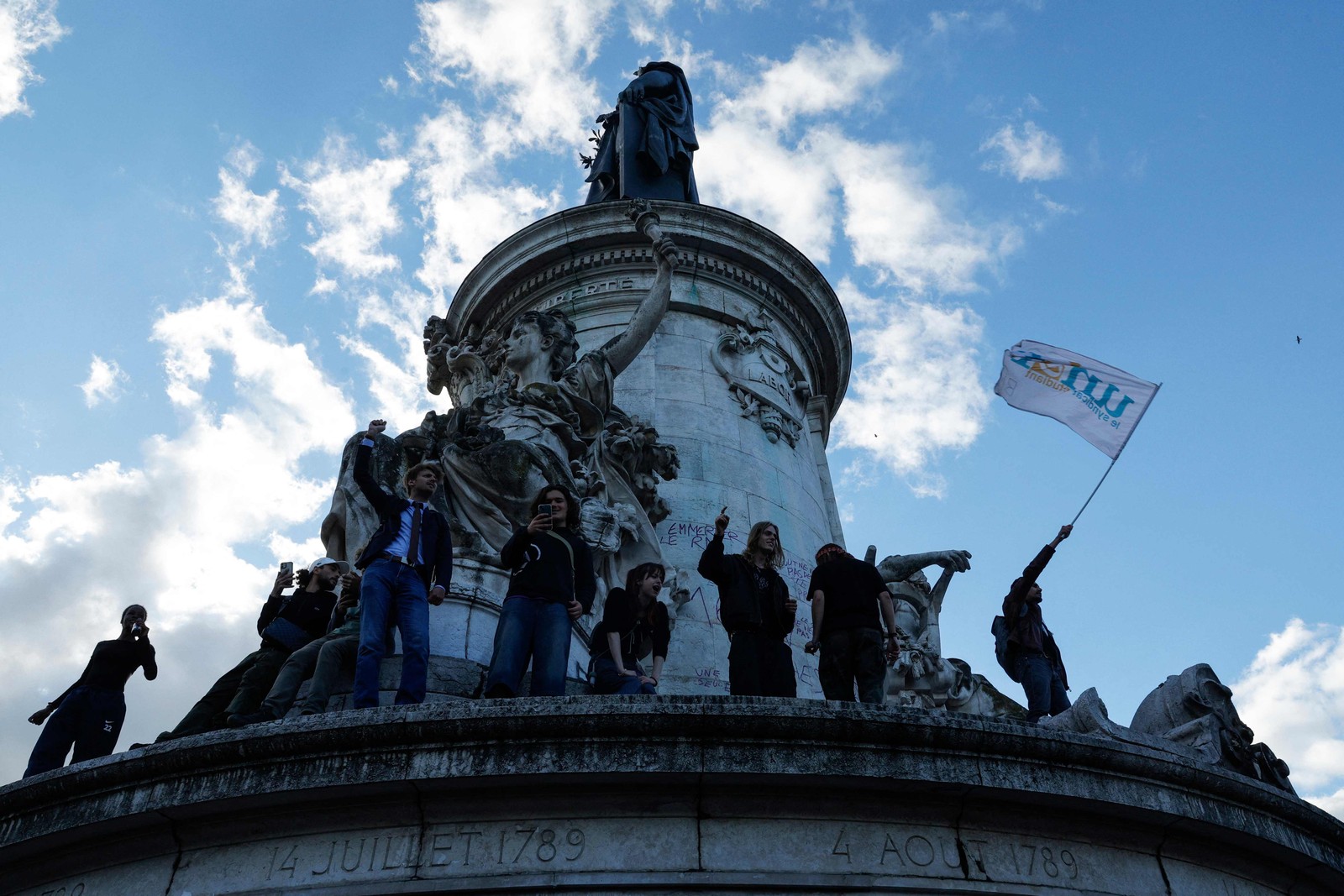 Manifestantes se reúnem na Place de la Republique para manifestar-se contra a vitória do partido francês de extrema-direita Rassemblement National (RN) nas eleições europeias, assumindo uma posição de força nas eleições legislativas antecipadas chamadas pelo presidente francês após os resultados das eleições, em Paris, em 10 de junho de 2024. — Foto: VAN DER HASSELT / AFP