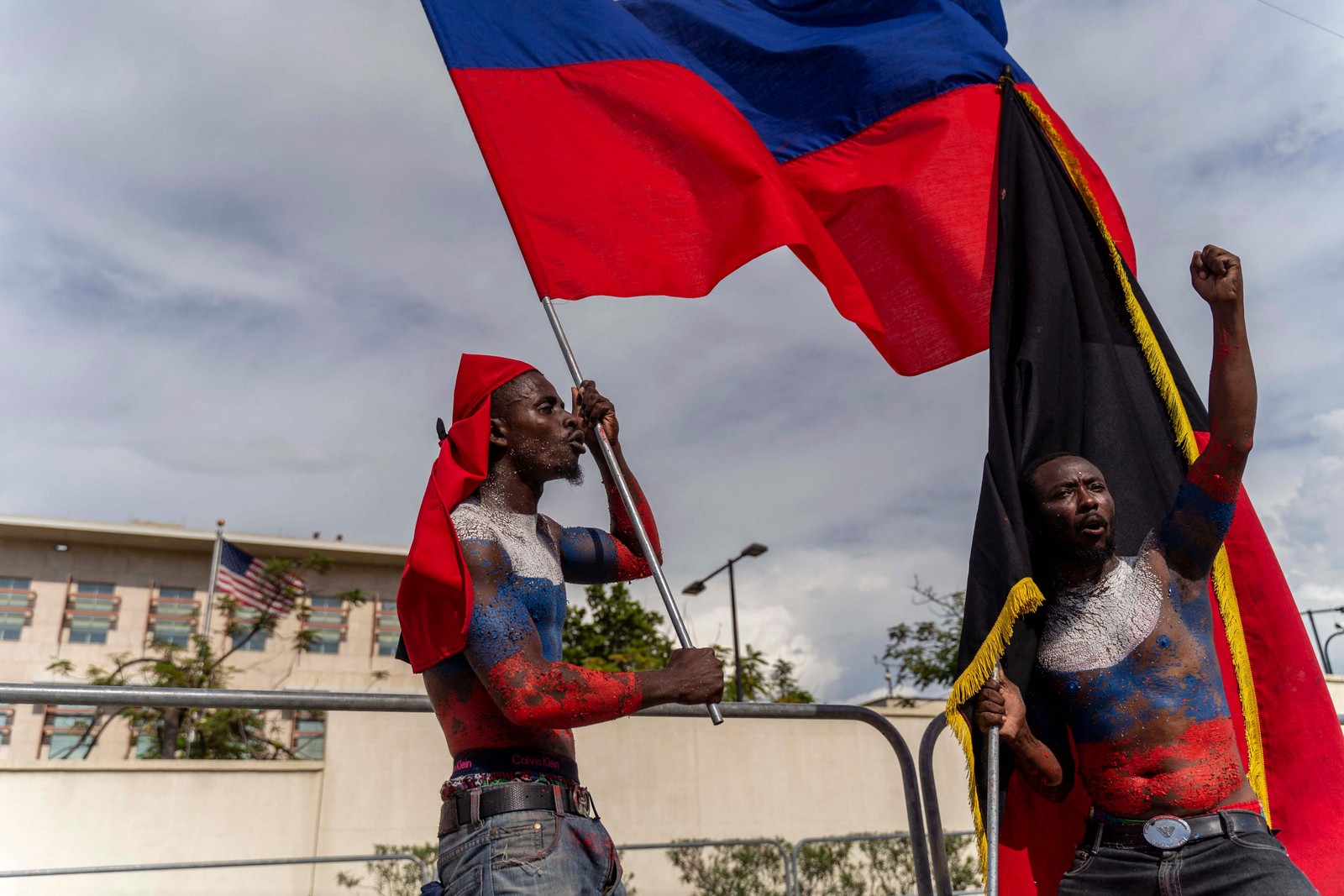 Manifestantes agitam uma bandeira russa em frente à embaixada americana durante o Dia de Jean-Jacques Dessalines – herói da independencia, em Porto Príncipe, Haiti — Foto: RICHARD PIERRIN / AFP