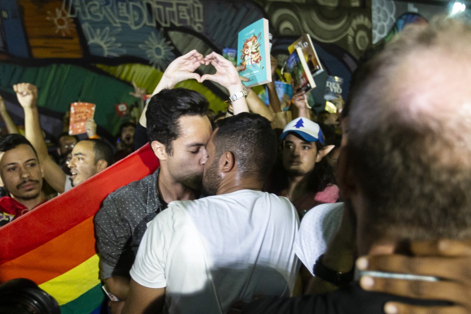 Após censura a livro com beijo gay, visitantes da Bienal fazem "beijaço" — Foto: Hermes de Paula / Agencia O Globo