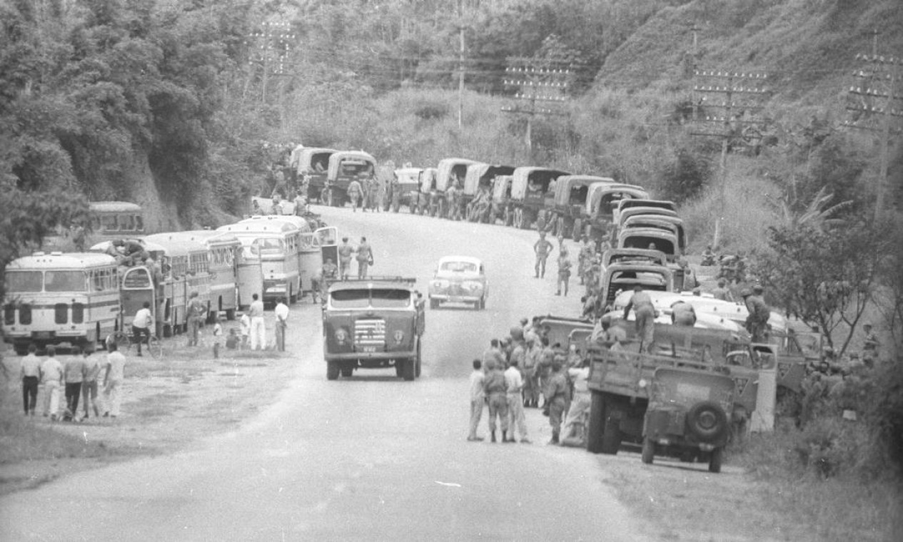 Em Resende, encontro de tropas a caminho do Rio de Janeiro — Foto: Agência O Globo