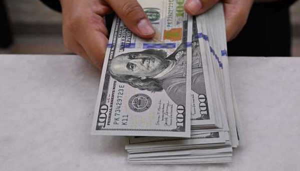 Dólar mantém tendência de queda e fecha em R$ 5,46. Ibovespa sobe