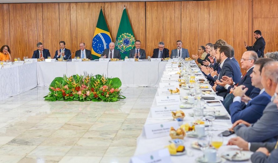 Lula durante reunião com o Conselho Político da Coalizão