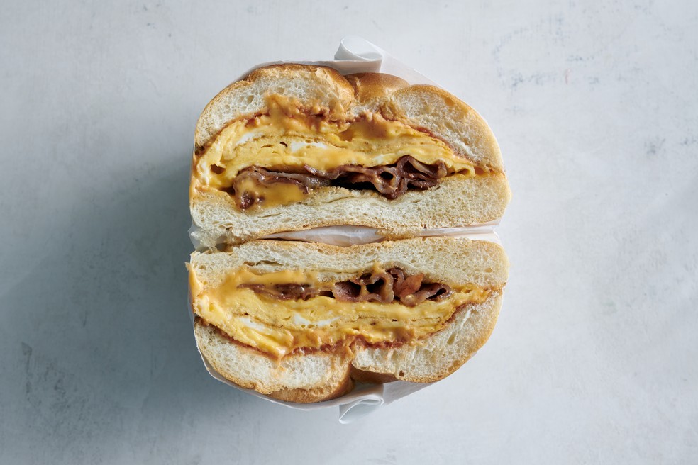 Sanduíche de queijo, ovos e bacon — Foto: NYT