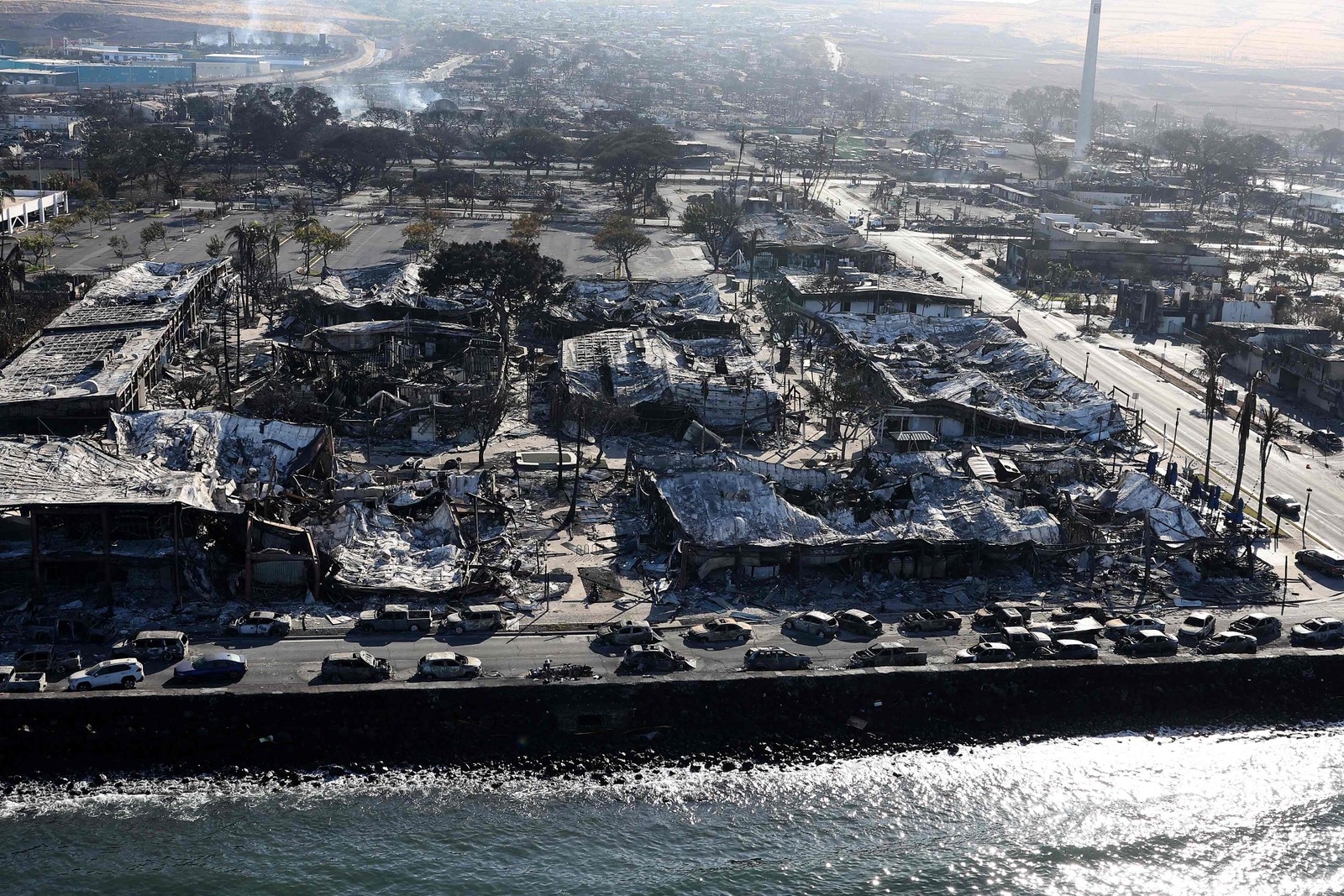 Carros abandonados totalmente destruídos pelas chamas. — Foto: Justin Sullivan/Getty Images/AFP