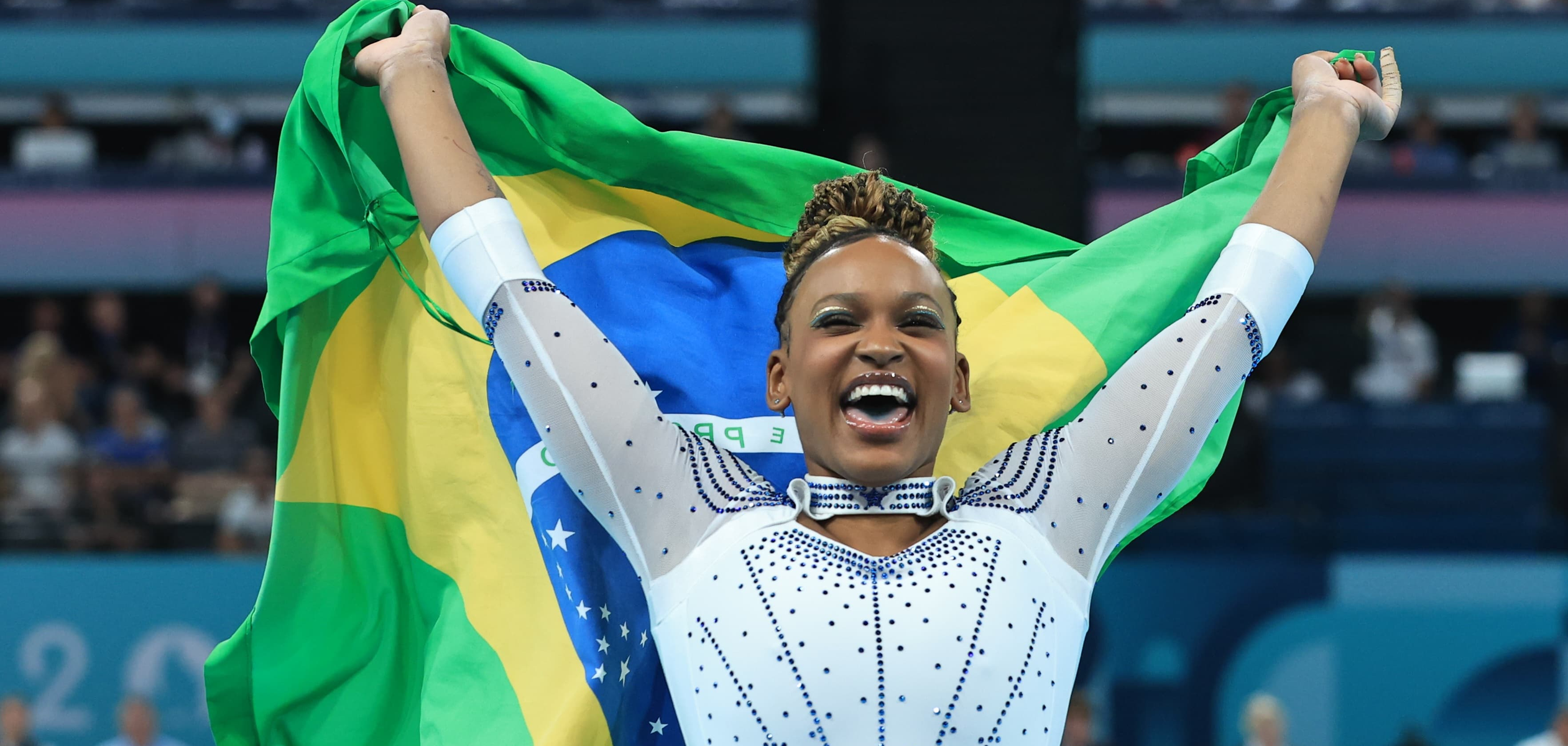Rebeca Andrade na comemoração da medalha de prata que conquistou no salto