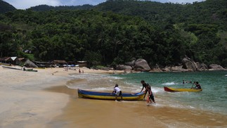 Barquinhos na tranquila Praia do Sono, em Paraty, litoral sul do Estado do Rio — Foto: Reprodução / Wikimedia Commons / Caio Arbulu