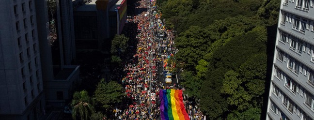 Vista aérea da 28ª Parada do Orgulho Gay de São Paulo, Brasil, tirada em 2 de junho de 2024. — Foto: Miguel SCHINCARIOL / AFP