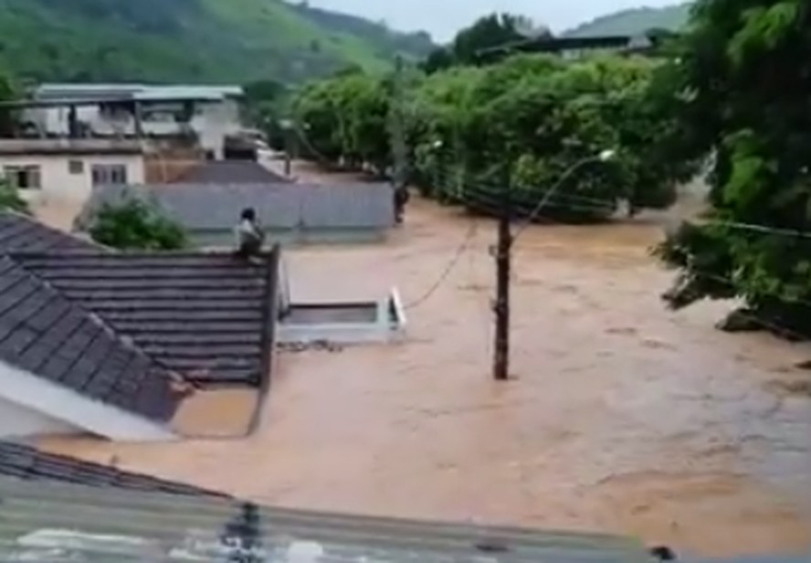 Moradora gravou vizinhos no telhado em Mimoso do Sul (ES): cuidadora de idosos estaria esperando resgate