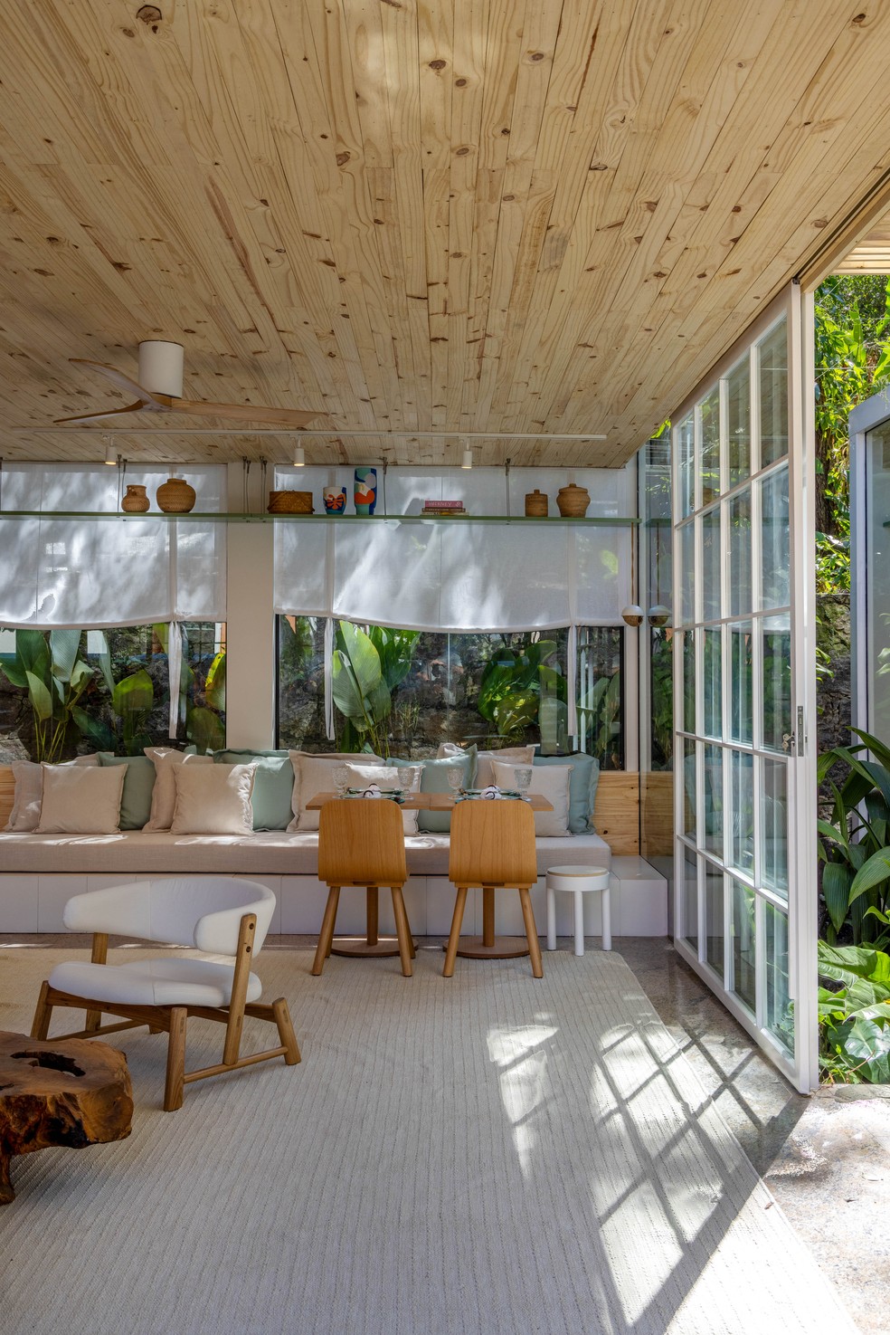 Na livraria-café, o arquiteto Maurício Nóbrega revestiu o teto e algumas paredes com a madeira clarinha que remete à natureza — Foto: Divulgação