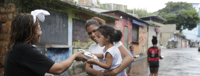 Criança no colo pega chocolate da Páscoa — Foto: Domingos Peixoto