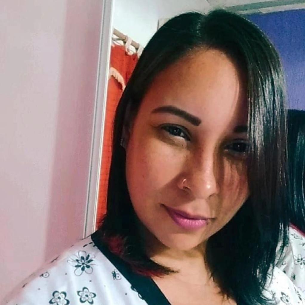 Raphaela era estudante de curso técnico de enfermagem e tinha quatro filhos — Foto: Facebook/Reprodução