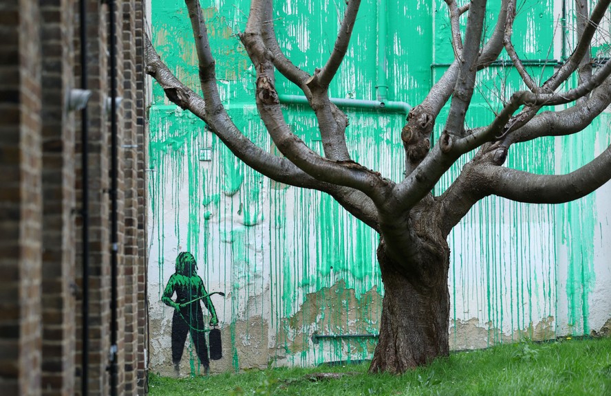 A obra de arte de Banksy apareceu na lateral de um prédio perto de Finsbury Park, em Londres