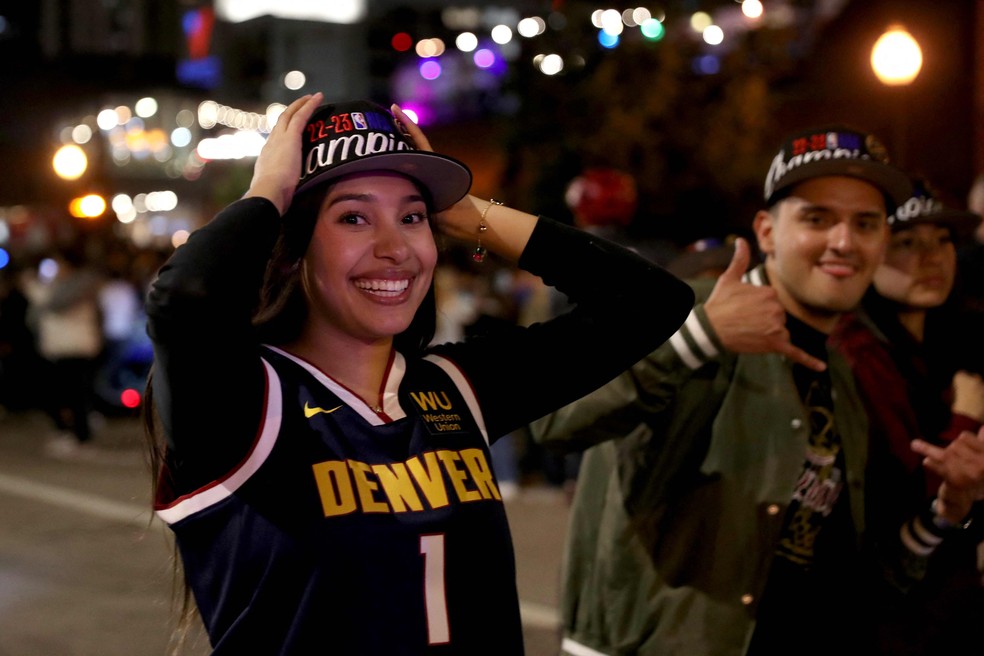 Torcedores fazem festa nas ruas de Denver — Foto: Max Paro/Getty Images/AFP