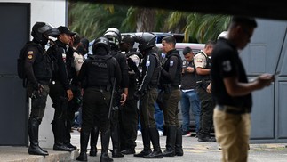 O presidente equatoriano Daniel Noboa declarou estado de emergência após a fuga da prisão de um perigoso chefe do narcotráfico. Tiros soaram ao vivo na TV no Equador quando homens armados portando fuzis e granadas invadiram o estúdio — Foto: Marcos PIN / AFP