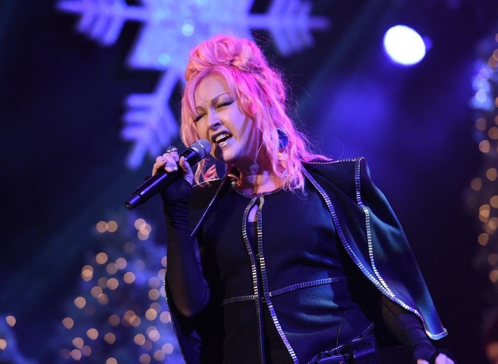 A cantora Cyndi Lauper em apresentação no Hollywood Boulevard, em Los Angeles — Foto: CHRIS DELMAS/AFP