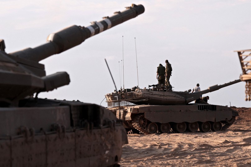 Soldados e tanques de Israel próximos ao kibbutz Beeri, no sul de Israel — Foto: Thomas COEX / AFP