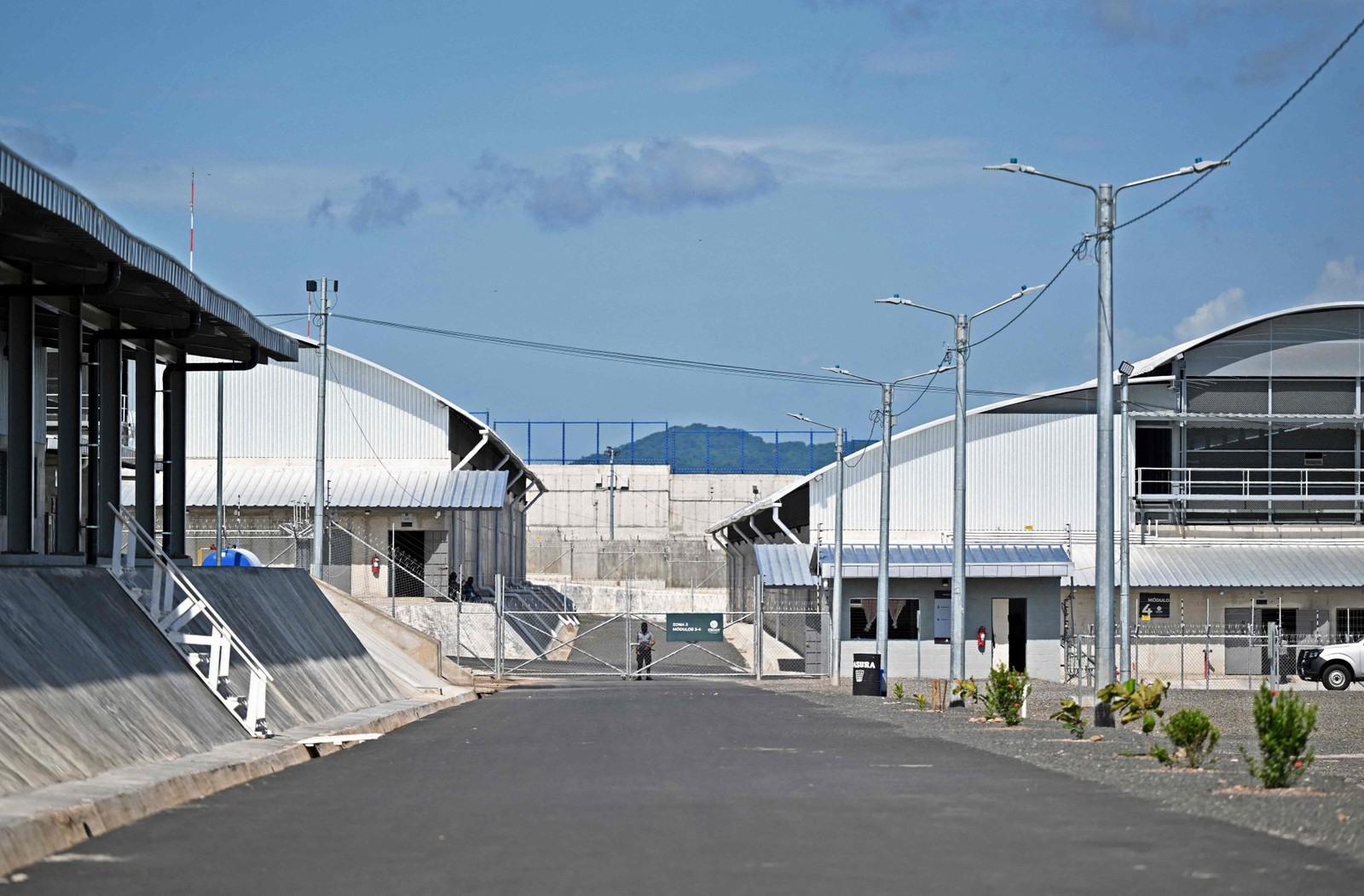 Detentos no maior centro penitenciário da América, situado em El Salvador — Foto: Marvin RECINOS / AFP