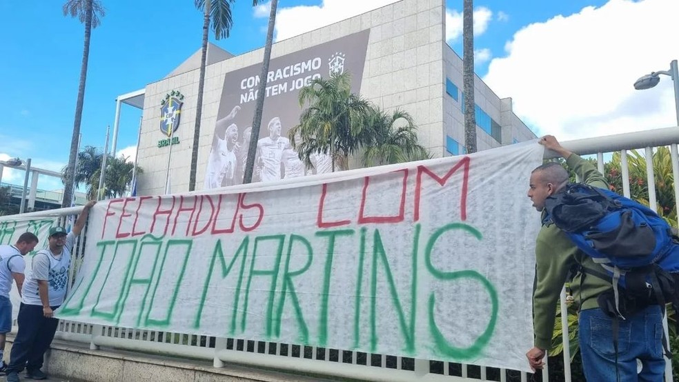 Torcida do Palmeiras mostra apoio ao auxiliar João Martins — Foto: Reprodução