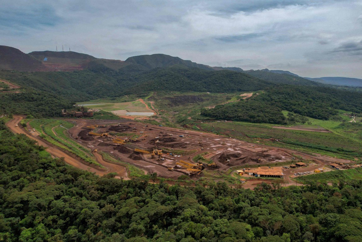 Vista aérea do local onde ficava a barragem da Vale e parte da área destruída pela lama e onde hoje ficam os postos de busca em Brumadinho — Foto: Douglas Magno / AFP