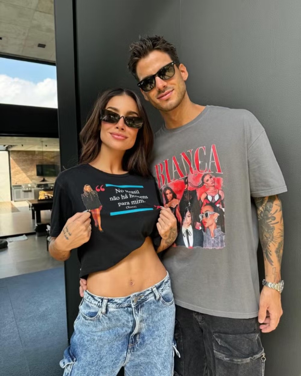 Bianca Andrade e o namorado, Luca Daffrè, usaram camisetas divertidas — Foto: Reprodução Instagram