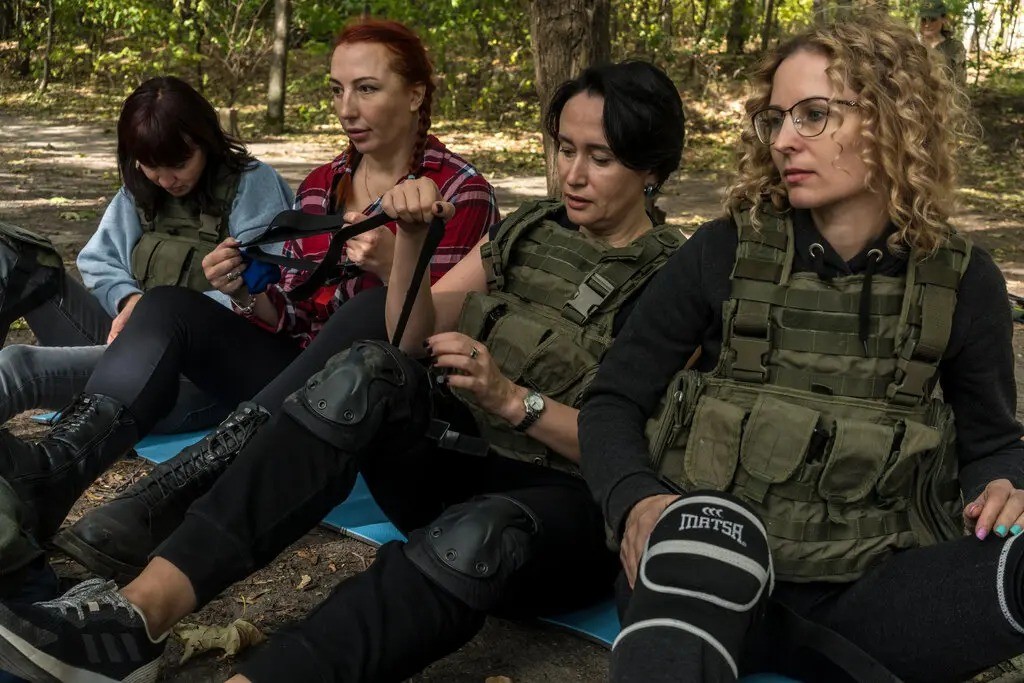 Além do treinamento com armas, os participantes também aprendem a aplicar torniquetes — Foto: Brendan Hoffman / New York Times