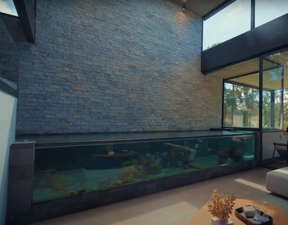 Ao se mudar para a mansão em São Paulo, Bianca Andrade optou por um aquário sem tubarões, mas com peixes menores e corais — Foto: Reprodução/Redes sociais