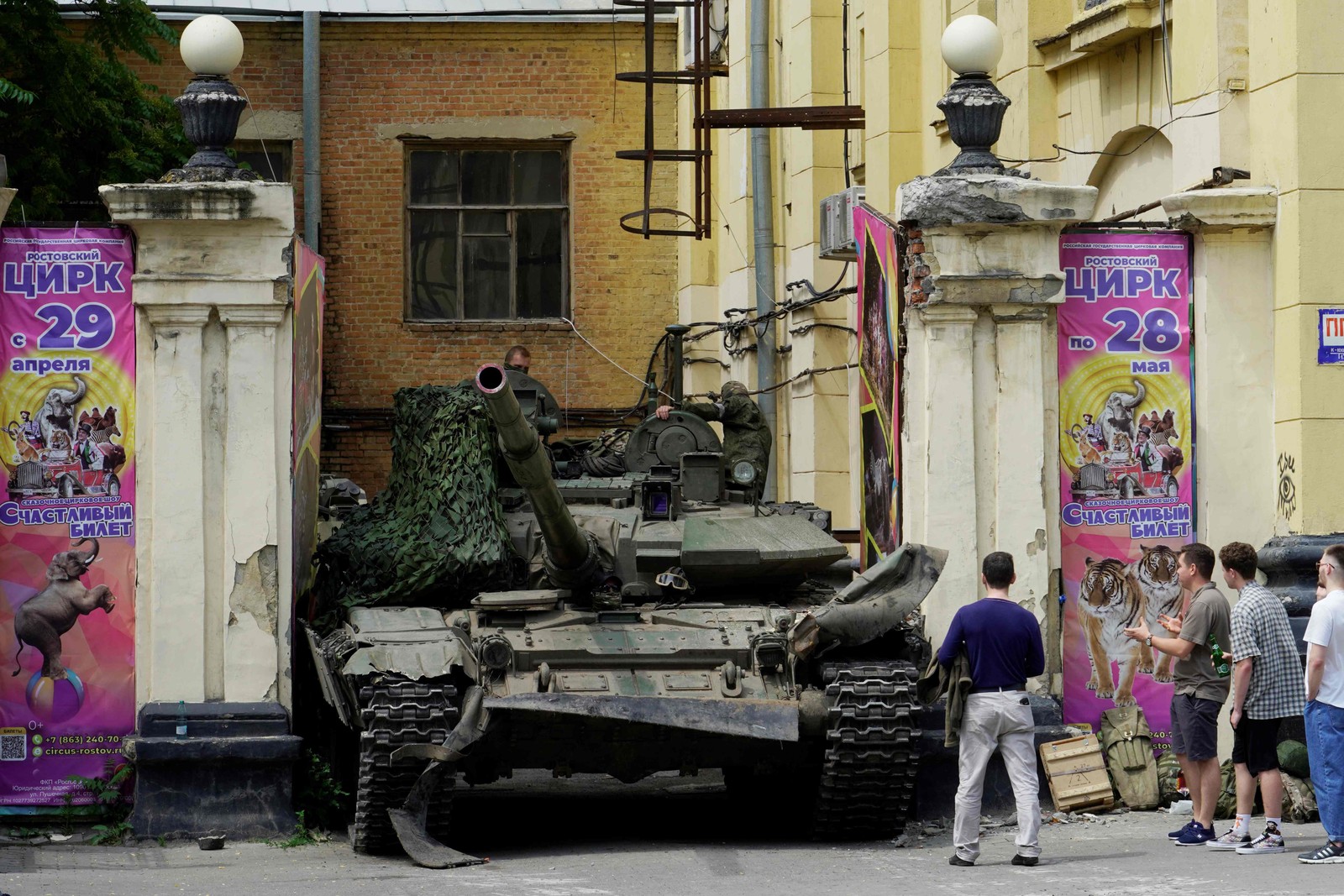Moradores de Rostov se aproximam de tanque com mercenários do grupo Wagner, em Rostov — Foto: STRINGER / AFP