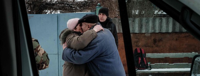 Lubov Yakimovich, 68, se despede de Mykola, 71. Mãe e filho decidem deixar a casa, em Chasiv Yar, Ucrânia, mas o pai decide ficar — Foto: YASUYOSHI CHIBA/AFP