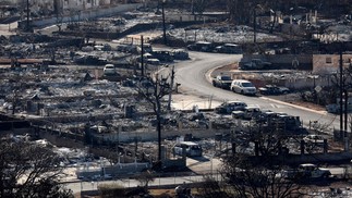 11 DE AGOSTO: Em uma vista aérea, são vistas casas e empresas que foram destruídas por um incêndio florestal em 11 de agosto de 2023 em Lahaina, Havaí. Dezenas de pessoas morreram e milhares ficaram desabrigadas depois que um incêndio florestal causado pelo vento devastou a cidade de Lahaina na terça-feira. As equipes continuam as buscas por pessoas desaparecidas. — Foto: Justin Sullivan/Getty Images/AFP