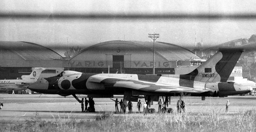 Avião Vulcan interceptados por dois caças da FAB em espaço brasileiro, com destino às Malvinas — Foto: Arquivo