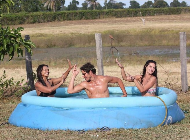 Dira Paes (esquerda), José Loreto e Paula Barbosa (direita) tomando banho de piscina em dia de folga — Foto: Reprodução/Juliano Cazarré