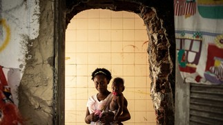 Além do casal, as filhas Clarissa, de 9 anos, e Maitê, de 5 meses, moram num cômodo com mofo, sem banheiro e com tapumes de madeira cercando a casa — Foto: Hermes de Paula