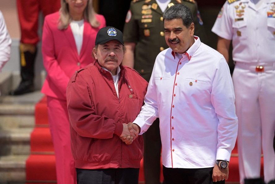 ARQUIVO: Daniel Ortega, presidente da Nicarágua, e Nicolás Maduro, presidente da Venezuela, em Miraflores, em abril de 2024