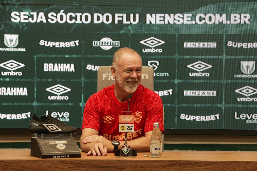 Mano Menezes em coletiva de imprensa no Fluminense — Foto: LUCAS MERÇON / FLUMINENSE F.C