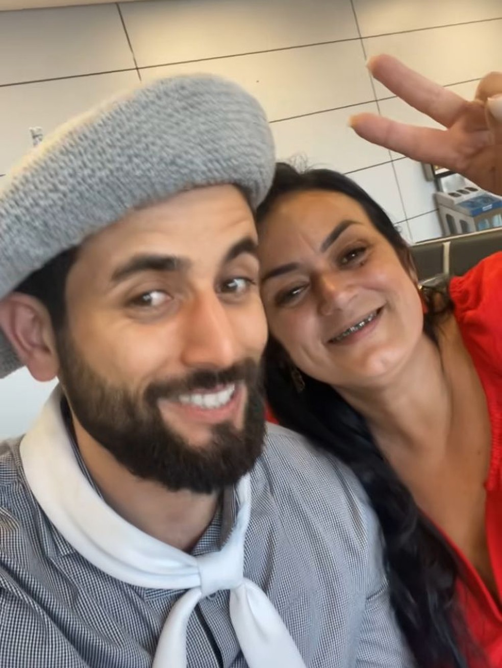 Matteus e a mãe no aeroporto de Porto Alegre, antes de ir para o Alegrete — Foto: Reprodução