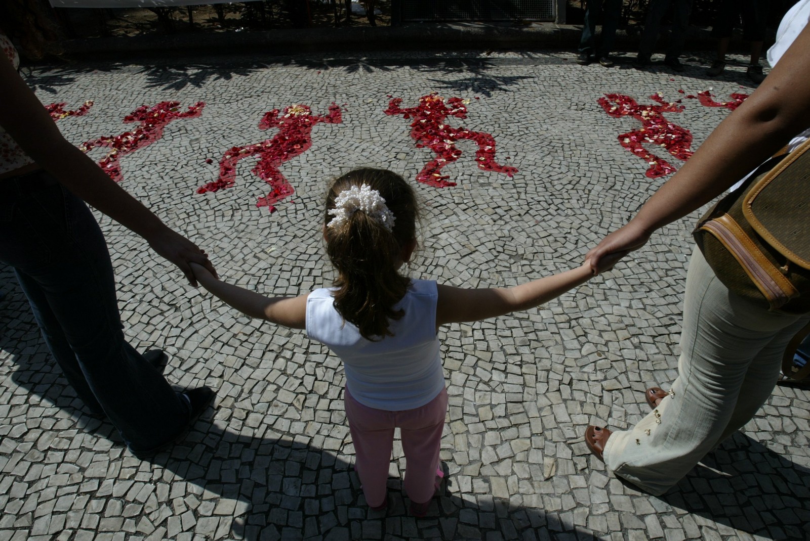 Ato, em 2003, relembra os  10 anos da morte de jovens na Candelária, no Centro. Mentor da chacina, foi condenado a 309 anos de prisão — Foto: Michel Filho