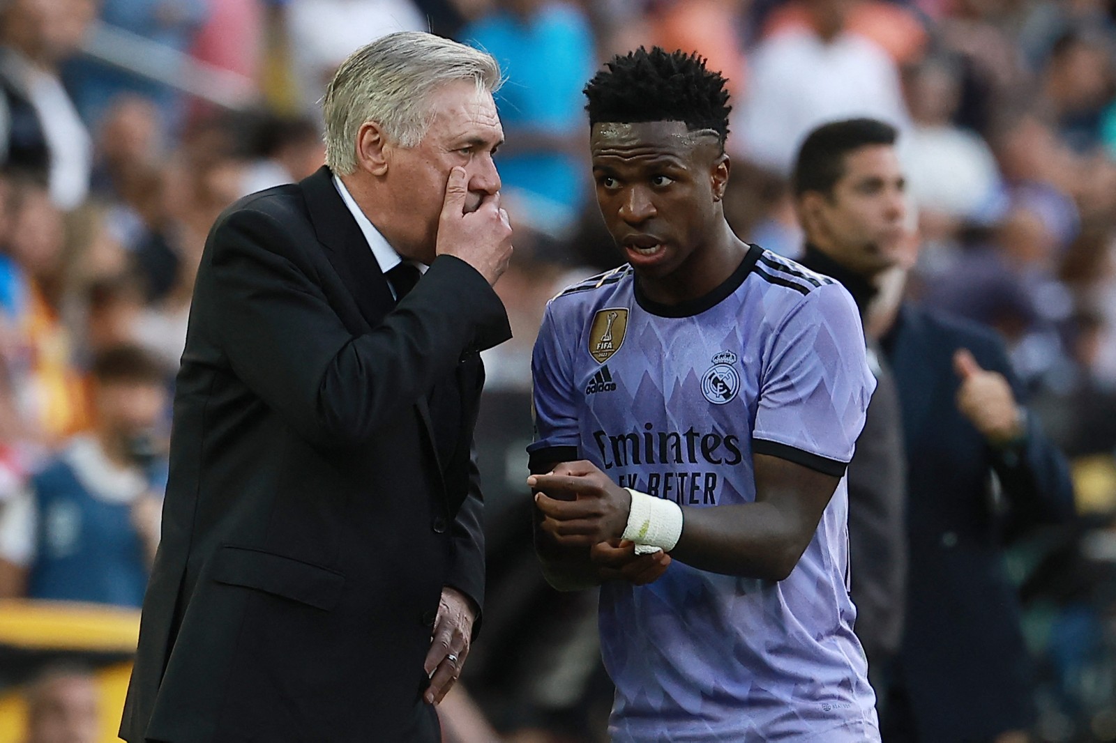 Carlo Ancelotti, técnico do Real Madrid, conversa com Vini Jr.: treinador saiu em defesa do atacante — Foto: JOSE JORDAN / AFP