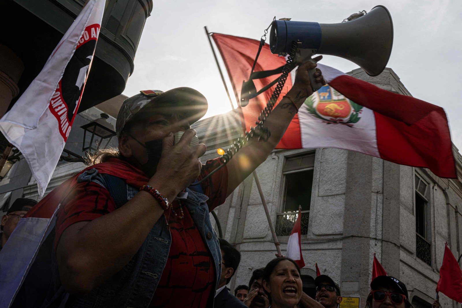 Tensão política e denúncias de corrupção envolvendo o presidente levaram manifestantes às ruas de Lima em novembro.  — Foto: Ernesto BENAVIDES / AFP