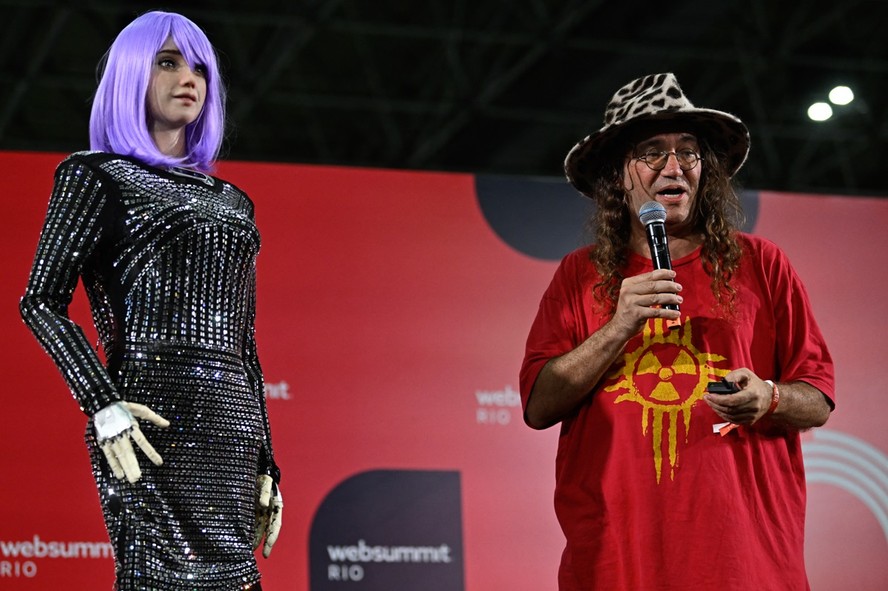 O fundador e CEO da SingularityNET, Ben Goertzel, se apresenta junto com o robô ​​Desdêmona durante o Web Summit Rio 2023