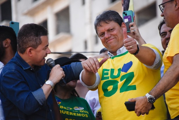 Tarcísio de Freitas (Republicanos) durante comício em Osasco (SP) no dia 25 de outubro