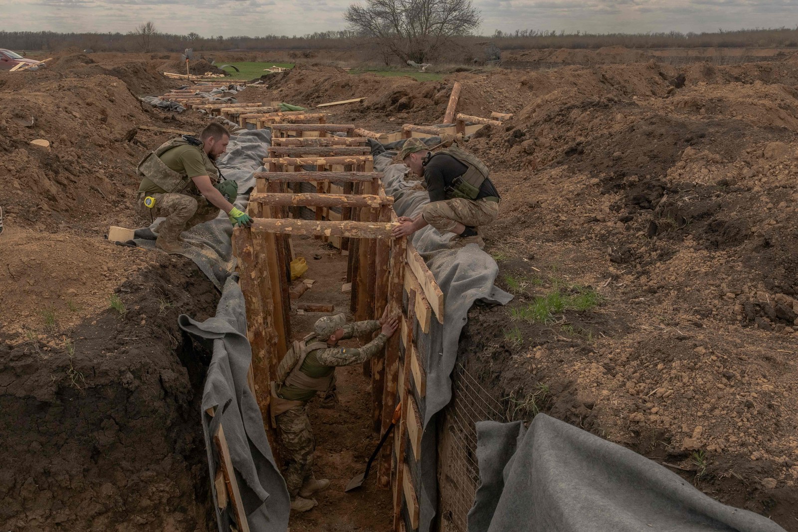 Mlitares ucranianos preparam um sistema de trincheiras na região de Donetsk, em meio à invasão russa na Ucrânia. — Foto: Roman PILIPEY/AFP