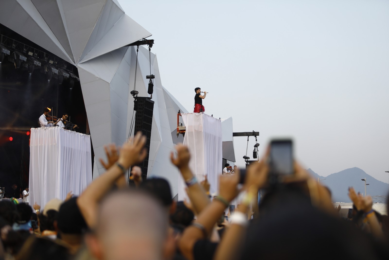 Jão é suspenso por plataforma durante show no Palco Sunset nesta sexta de festival — Foto: Brenno Carvalho