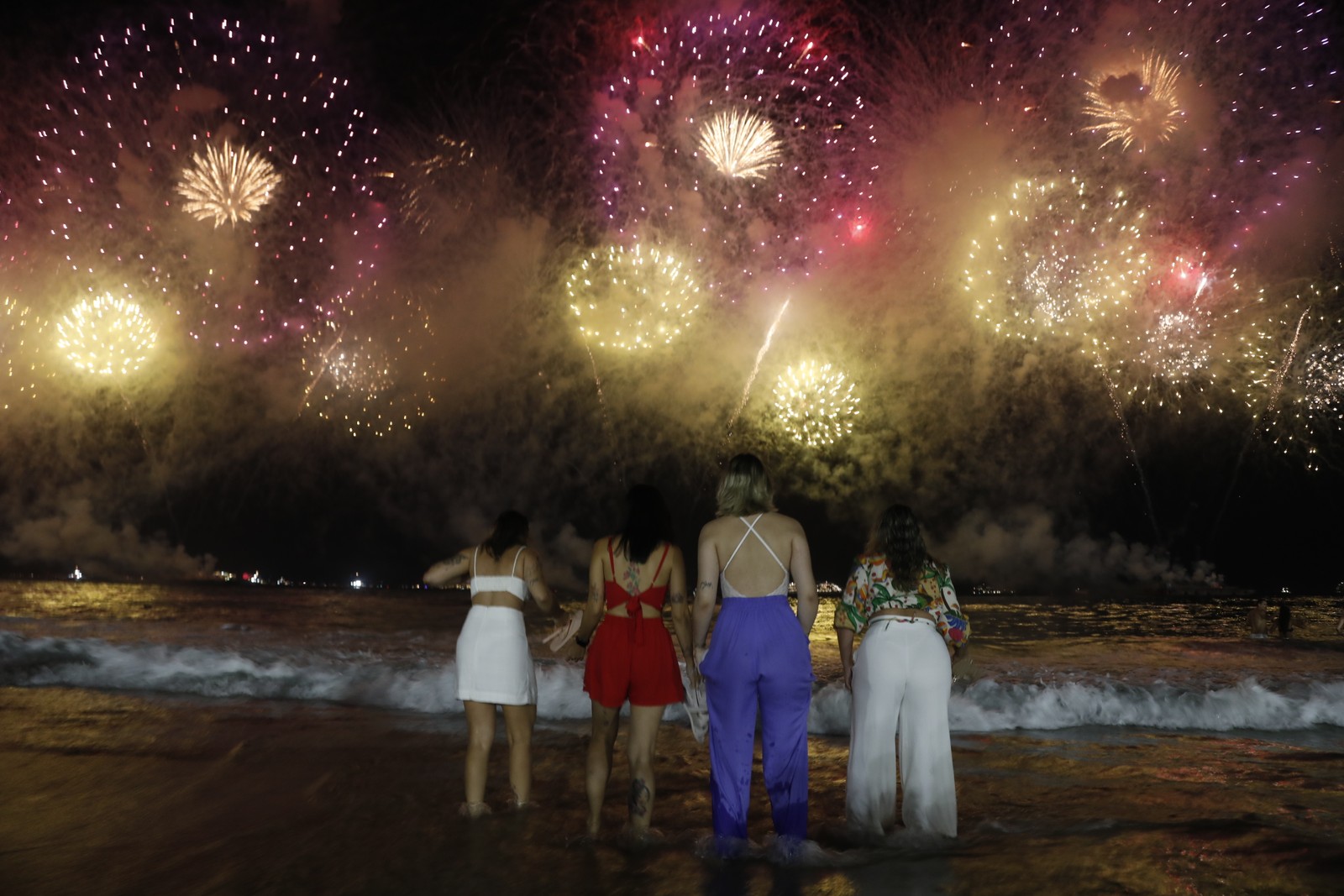 Réveillon 2023 - Queima de fogos em Copacabana. — Foto: Guito Moreto / Agência O Globo