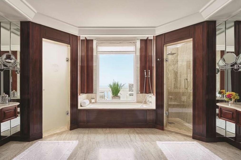 Banheira de hidromassagem com vista, no banheiro da Penthouse Suite, do Copacabana Palace — Foto: Reprodução