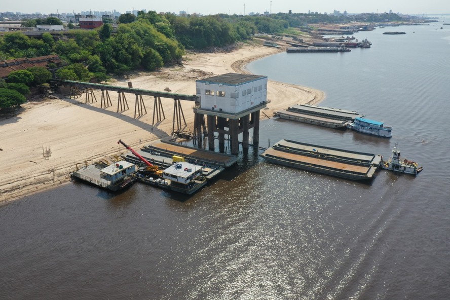 Para não comprometer o abastecimento em Manaus no ano passado, a concessionária local controlada pela Aegea montou uma estrutura estendida para captar água do Rio Negro durante a seca